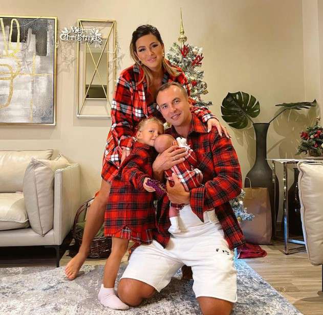 Нюша с мужем и детьми