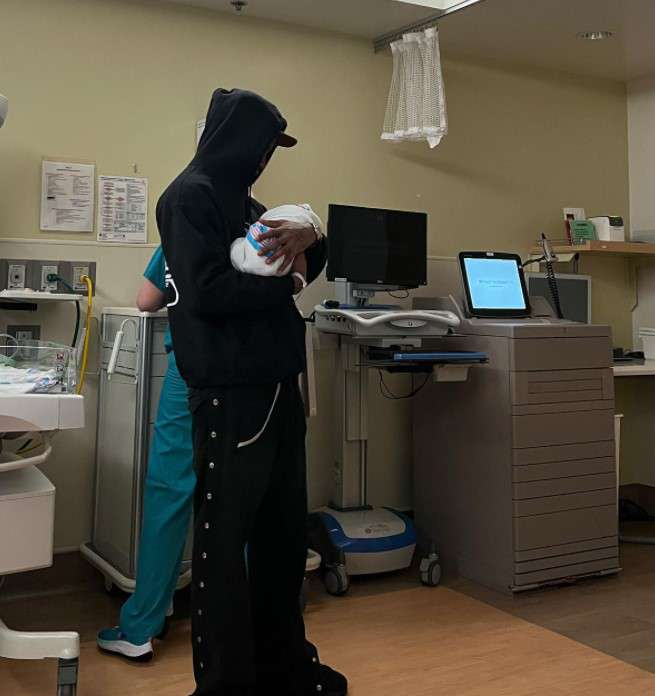 Трэвис Скотт с сыном на руках