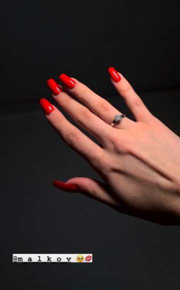 Юноша показал кольцо на безымянном пальце своей возлюбленной