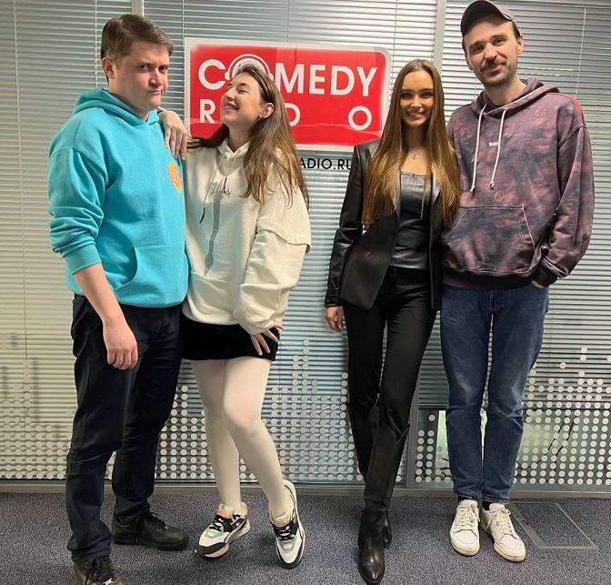 Каролина Севастьянова с ведущими шоу