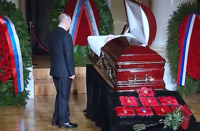 На прощание с Жириновским приехал Владимир Путин На прощание с Жириновским приехал Владимир Путин