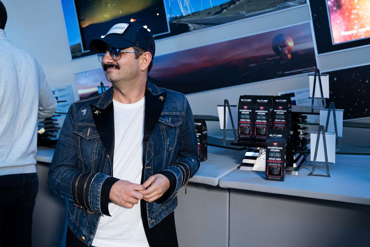 Михаил Галустян сменил имидж