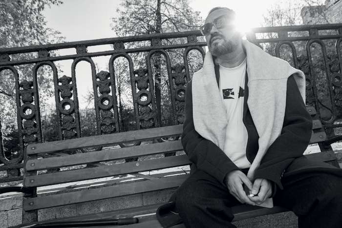 Родители актера трудились в министерстве путей сообщения. Тяга к путешествиям, перемене мест у него еще с детства. Жена разделяет эту страсть Родители актера трудились в министерстве путей сообщения. Тяга к путешествиям, перемене мест у него еще с детства. Жена разделяет эту страсть