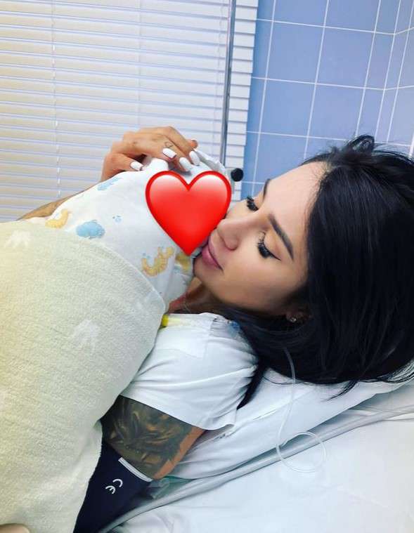 Звезда поделилась кадром из роддома