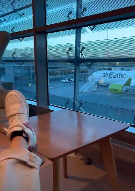 Звезда закинула ноги на стол, находясь в аэропорту
