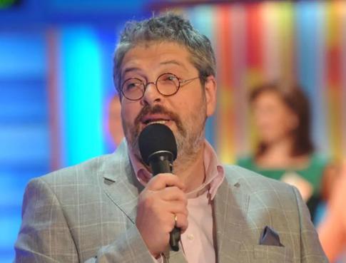 «Считаю невозможным веселиться и шутить»: Александр Гуревич уволился с шоу «Сто к одному»