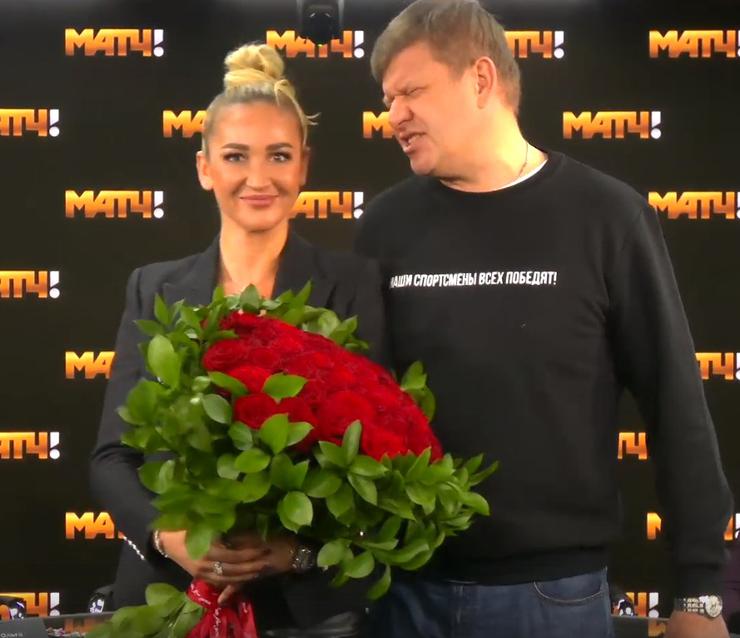 Дмитрий Губерниев подарил звезде цветы и конфеты