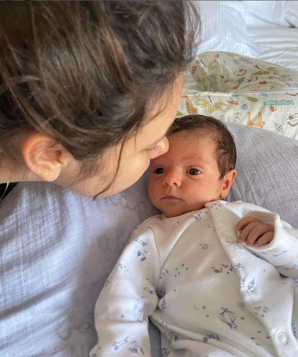 звездные родители показали новорожденного сына