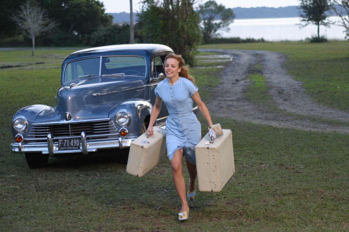 Девушка убегает