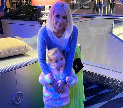 Кадры недели: у 3-летней дочки Кудрявцевой появился поклонник, а Левкины запели всей семьей