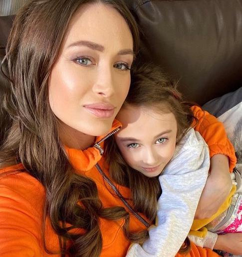 Алена Ашмарина ради дочери побрилась налысо