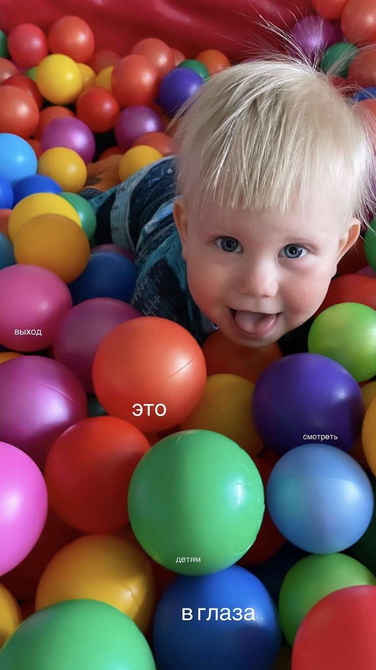 Жена ведущего показала маленького Тихона Жена ведущего показала маленького Тихона