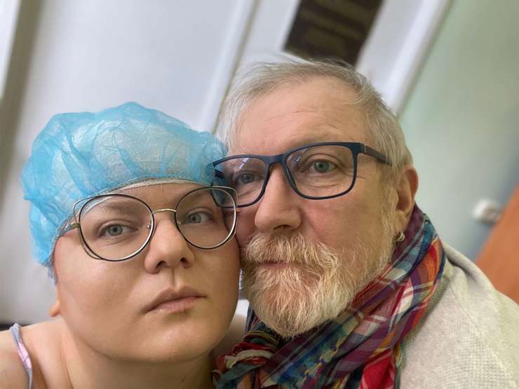 Актер вместе с женой после операции