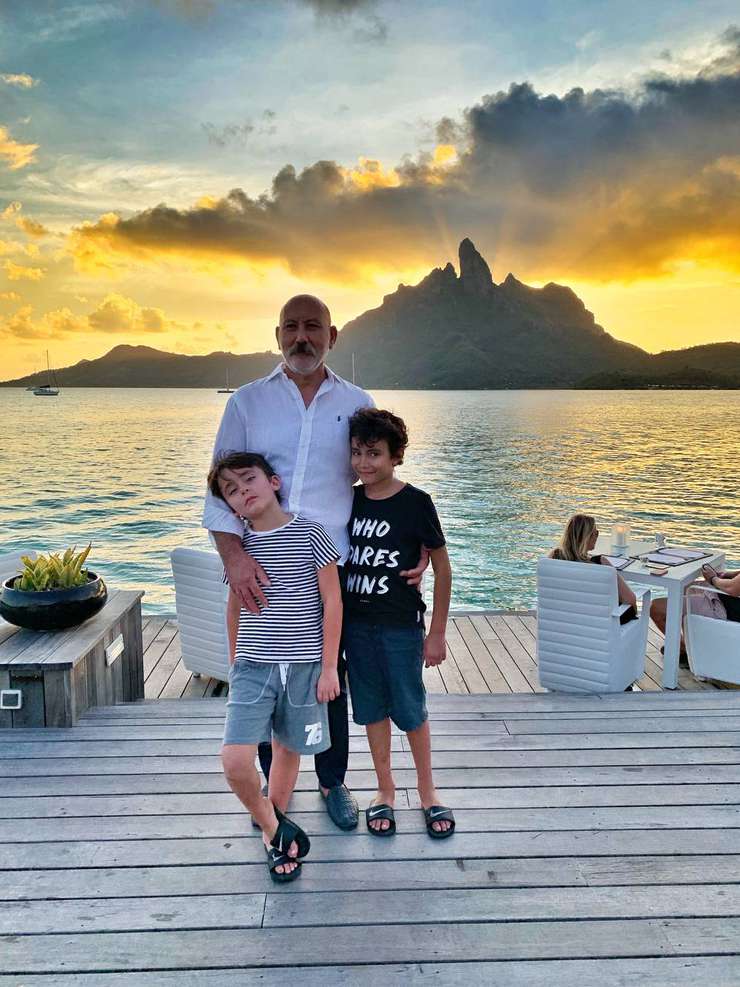 Сыновья Зары с дедушкой Сыновья Зары с дедушкой