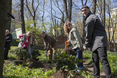 Как артисты цветы сажали