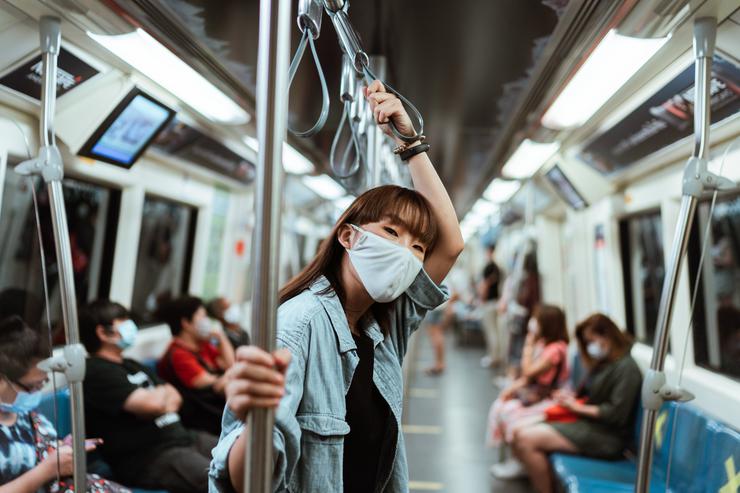 в японском метро в час пик сотрудники сделают все, чтобы в вагон утрамбовалось как можно больше людей