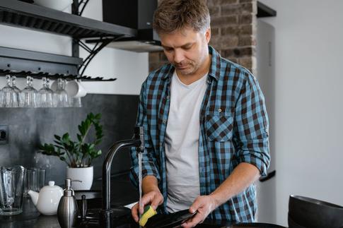 Добытчик, а не посудомойка! Как приучить мужчину помогать по хозяйству
