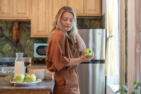 Не сидите на столе! Какие приметы соблюдать на кухне