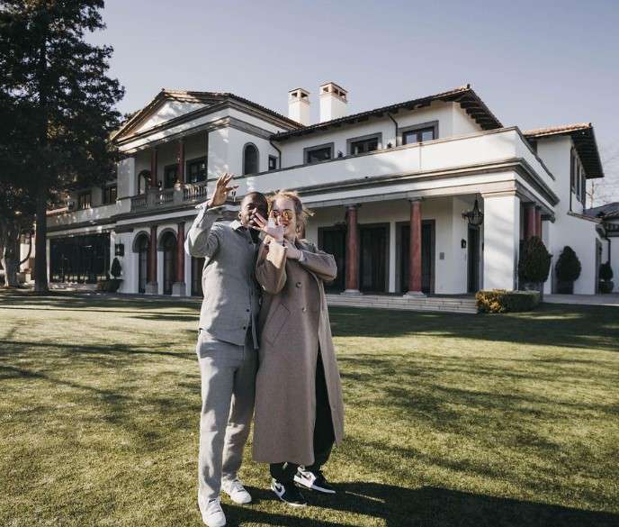 Певица с бойфрендом на фоне их нового дома Певица с бойфрендом на фоне их нового дома