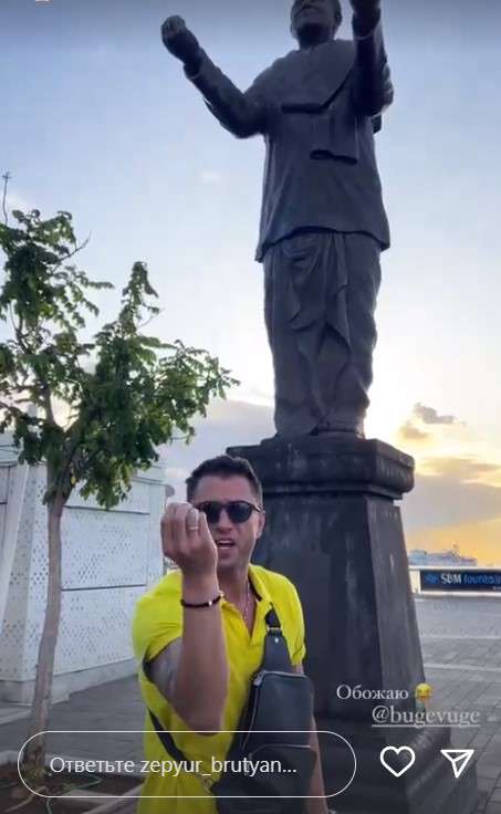 На ролике можно увидеть кольцо на правой руке актера