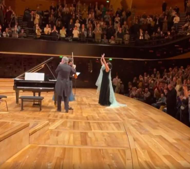 Зал проводил оперную диву громкими овациями