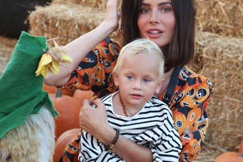 Тратили миллионы, ложились в гроб, ели плаценту: безумные поступки звездных мамочек