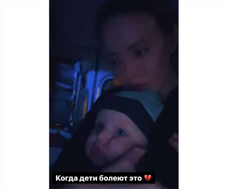 Звезда уехала с сыном на скорой помощи