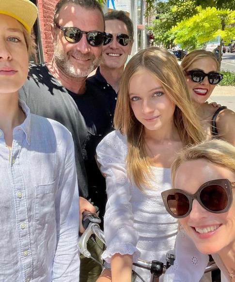 Сын Уоттс с макияжем, дочь Лопес небинарная: почему дети звезд ненавидят свой пол