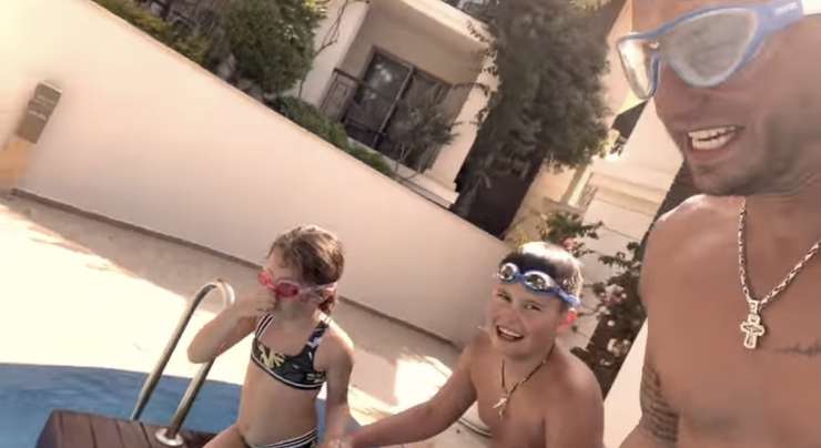 Актер показал, как проводит время с Мией и Тимофеем Актер показал, как проводит время с Мией и Тимофеем