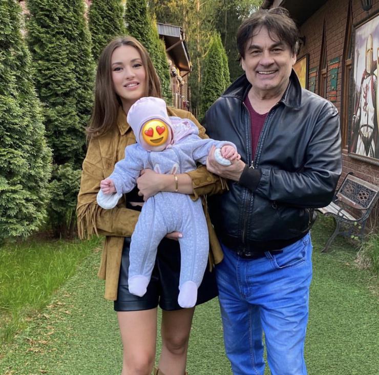 Мишель Серова с отцом Александром Серовом и дочкой