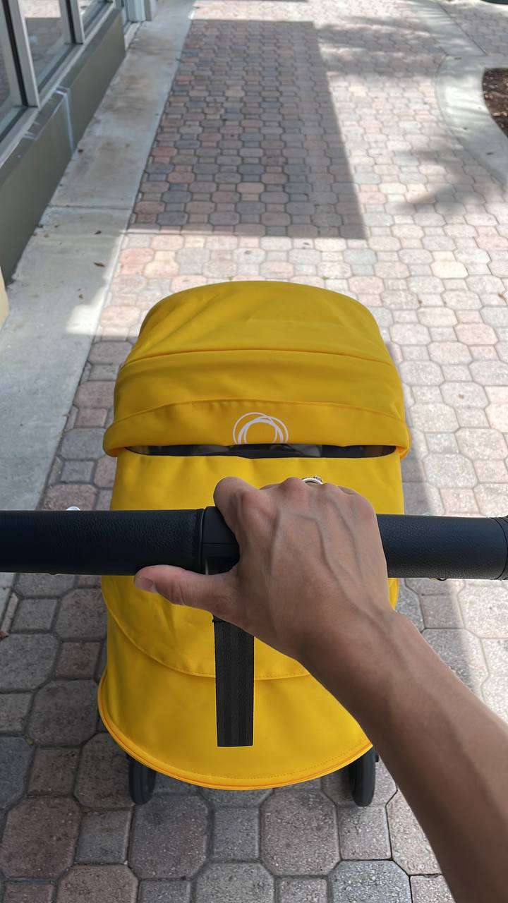 Звезда гуляет с коляской по городу