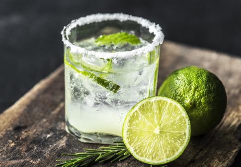 Лучше газировки: 5 рецептов домашнего лимонада для жаркого дня