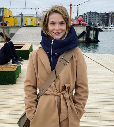 Светлана Иванова с дочками улетела в Узбекистан