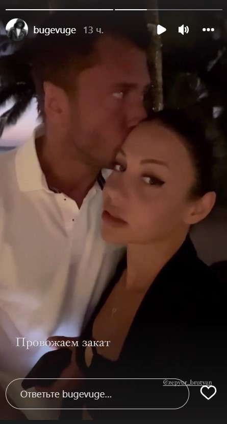 Актер нежно целует знаменитость