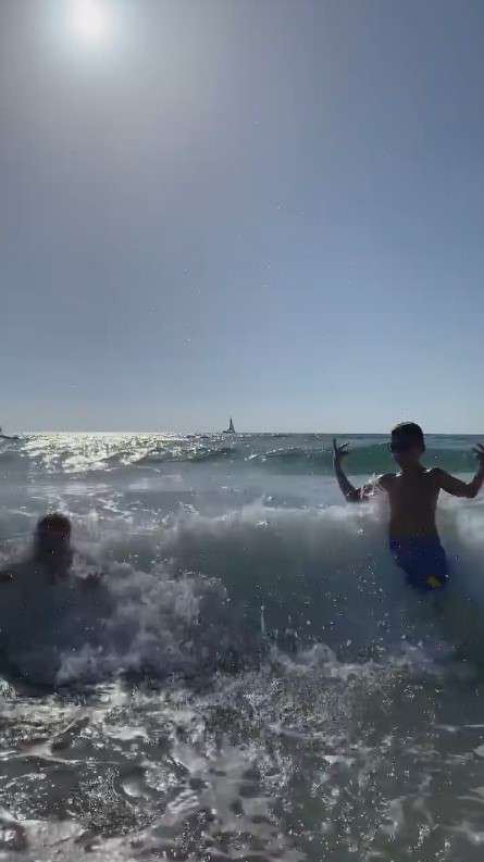 Дети Пугачевой и Галкина с радостью прыгают по волнам