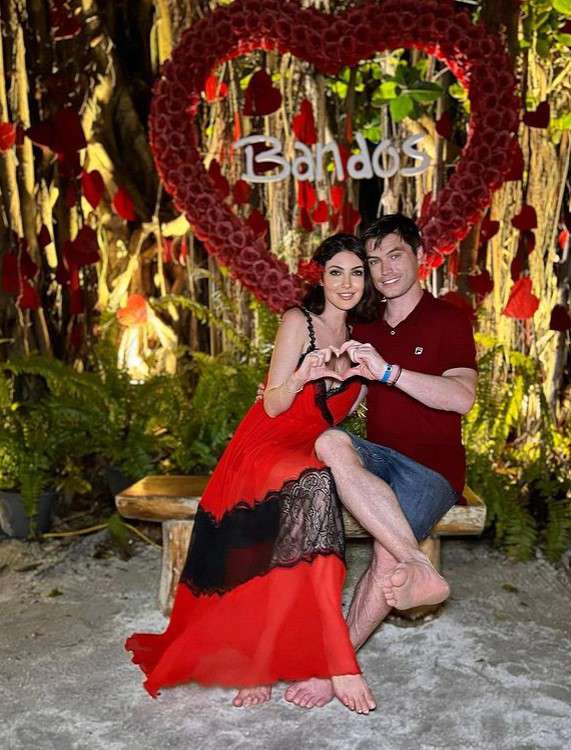 Пара счастлива вместе уже год Пара счастлива вместе уже год