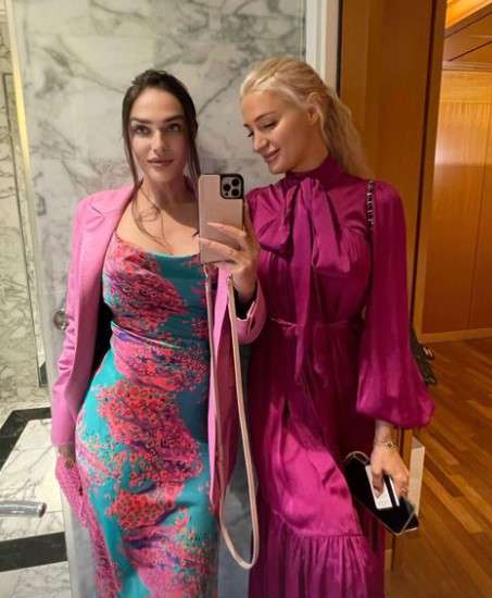 Ведущая вместе с подругой посетила один из ресторанов Милана