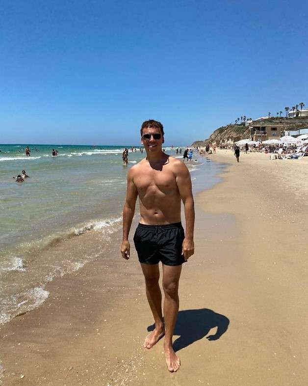 Артист показал на пляже свой торс Артист показал на пляже свой торс