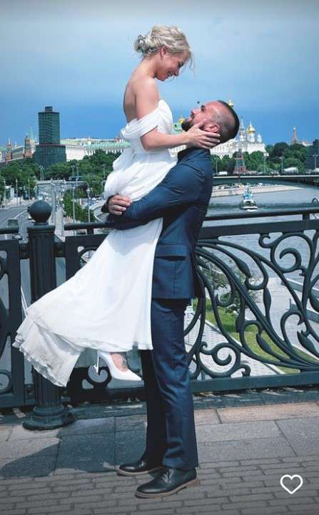 Евгения выбрала платье с опущенными рукавами, а Федор - классический костюм