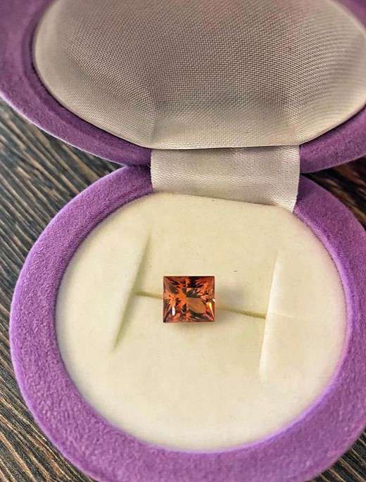 Певица показала ювелирное украшение