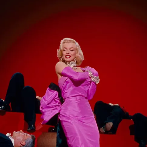 Кожаные куртки, черные джинсы и культовые платья Мэрилин: как кино пятидесятых повлияло на моду