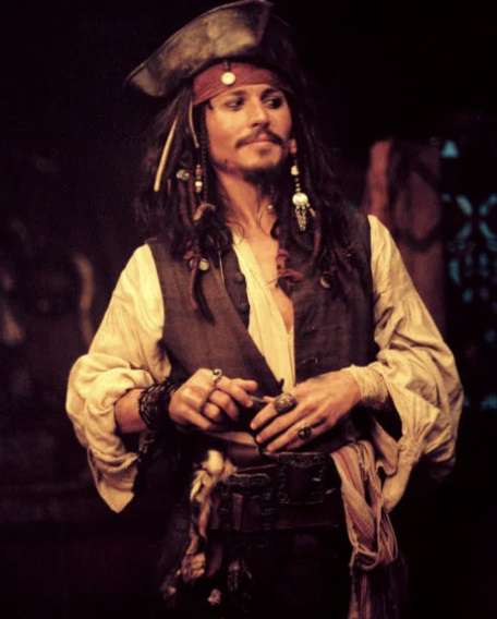 Капитан Джек Воробей - как и сам актер - неравнодушен к аксессуарам Капитан Джек Воробей - как и сам актер - неравнодушен к аксессуарам