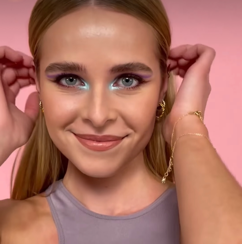 Делаем трендовый макияж: цветная тушь, необычные стрелки и «слеза русалки»