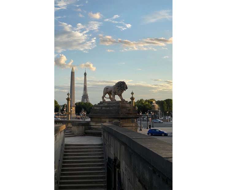 Анатолий проводит время в Париже