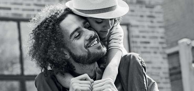 Многие женщины отцов идеализируют.Страшатся признаться себе, что испытали от них много боли. Но если признать проблему, назвать вещи своими именами, можно избавиться от чудовищной тяжести – обид, разочарований, презрения к мужчинам, жалости к себе