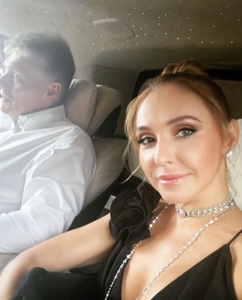 Татьяна Навка опубликовала кадр, как вместе с мужем Дмитрием Песковым едет на юбилей Лепса