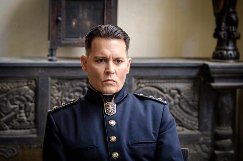 Нюхать подмышки и греть одеяло: самые странные поручения звезд своим помощникам