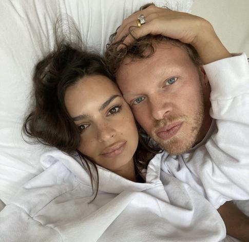 Эмили Ратаковски спровоцировала слухи о разводе с мужем