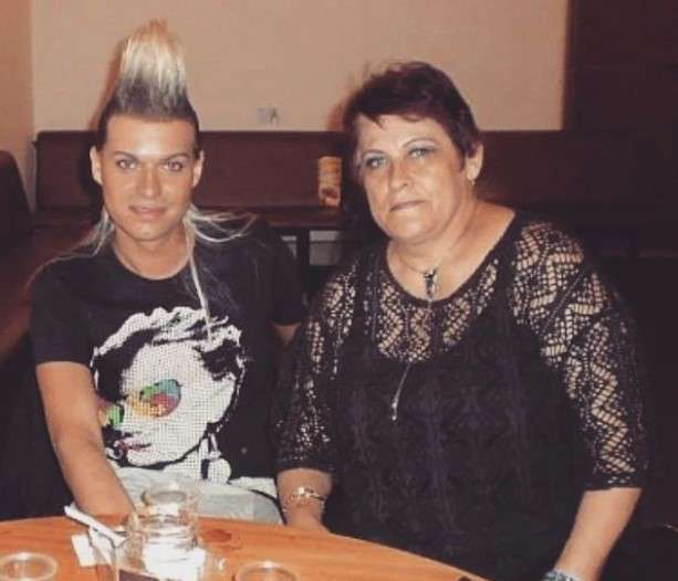 Шоумен со своей мамой