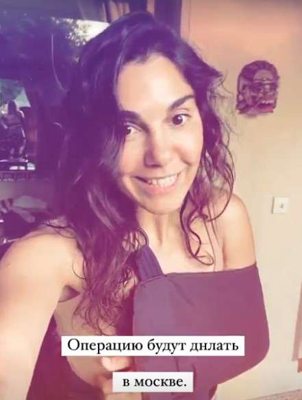 Певица получила травму руки